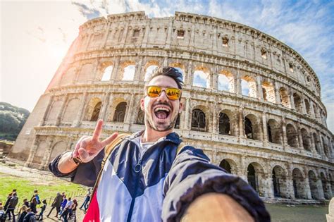 Un Turista Feliz Tomando Un Selfie En El Joven Colosal Que Viaja En