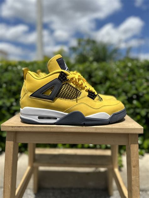 Air Jordan 4 Lightning Gem