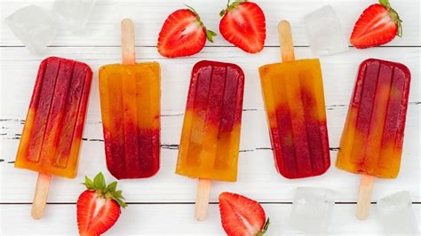 Paletas heladas de mango y fresa una combinación refrescante para el