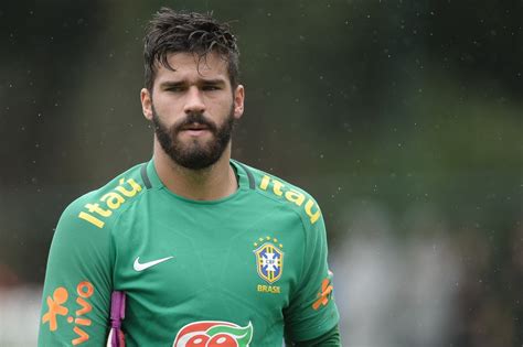 No auge às vésperas da Copa Alisson diz preferir simplicidade a