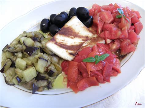 Вкуснотека: Салата с патладжан, печено сирене и белени домати