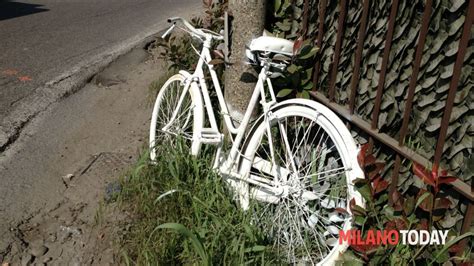 Rho Una Bicicletta Bianca Sul Sempione