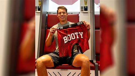 Oklahoma Qb General Booty Teams Up With Rock Em Socks