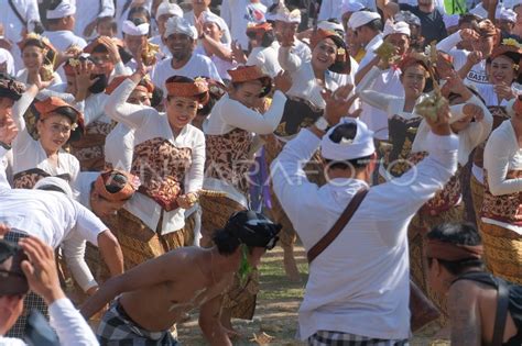 Tradisi Perang Ketupat Antara Foto