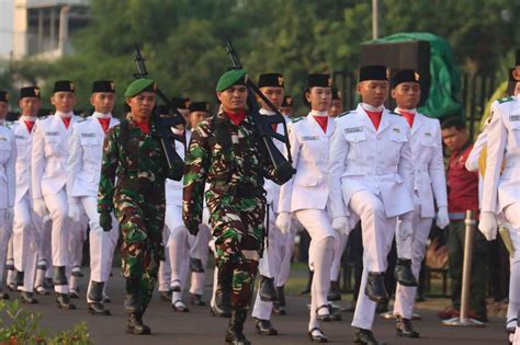 Upacara Parade Senja Di Bumi Serasan Sekate Berjalan Lancar