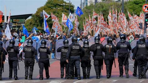 Reprimen Una Manifestaci N De Organizaciones Sociales En El Microcentro