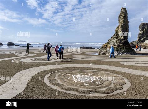 Bandon By The Sea Oregon Usa March 13 2020 People Walking The