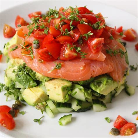 Deze Tartaar Van Gerookte Zalm Avocado En Komkommer Is Een Heel Mooi