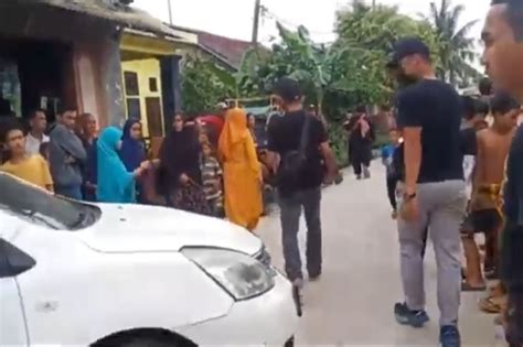 Mencekam Polisi Gerebek Kampung Narkoba Tangkap Wanita Pengedar