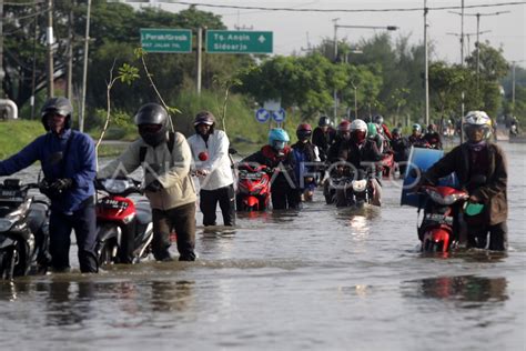 BANJIR RENDAM JALAN RAYA PORONG ANTARA Foto