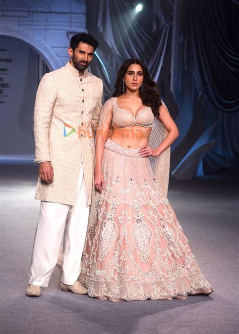 Photos Sara Ali Khan And Aditya Roy Kapur Walk The Ramp For Shantanu