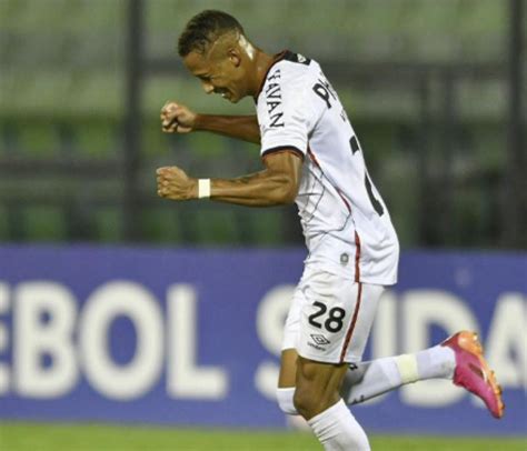 Vitinho Celebra Gol Da Vit Ria E Comemora Boa Fase No Athletico Isto