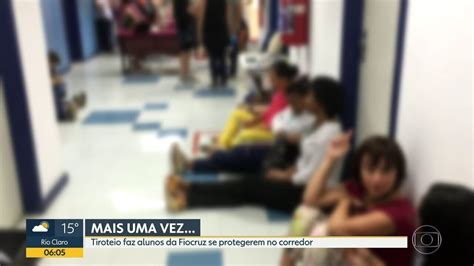 Vídeo Alunos da Fiocruz se protegem em corredor durante tiroteio Bom