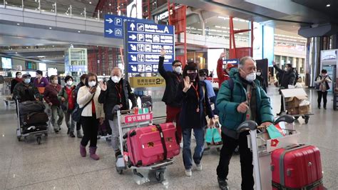 内地与港澳人员往来全面恢复 香港赴北京首发团游客抵京 极目新闻