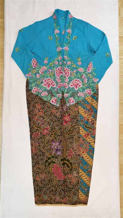 Pin By Maryam Azmi On Batik In Batik Kebaya Kebaya Kebaya Dress