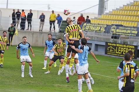 Imágenes del encuentro entre el San Roque de Lepe y la Balompédica Linense