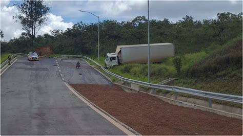 Caminhão Acessa área De Escape No Anel Fora Da Cinasita