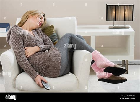 Frau Schläft Im Stuhl Stockfotografie Alamy