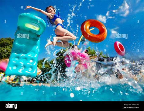 Zum Schwimmen Ins Wasser Springen Stockfotos Und Bilder Kaufen Alamy