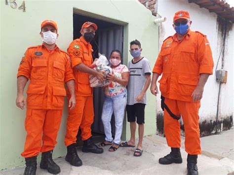 Bombeiros Militares doam cestas básicas para famílias carentes em Tauá