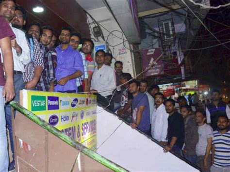 Yes Bank Crisis Withdrawal Limit Customers Rush To Atms In Mumbai After