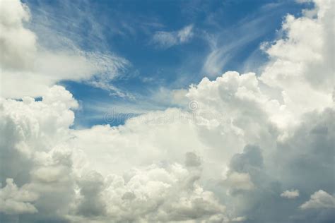 El Cielo Con Las Nubes Que Se Mueven Con El Viento Imagen De Archivo