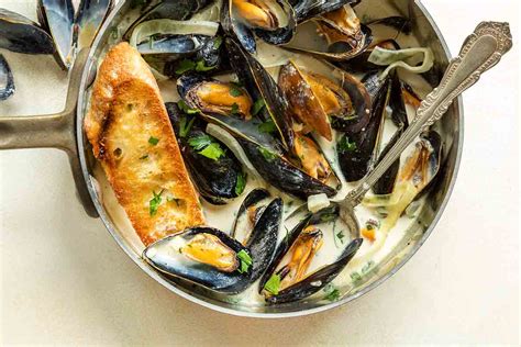 Mussels In A Creamy White Wine Garlic Sauce Leites Culinaria