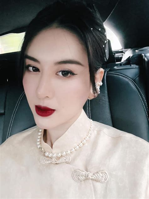 Hot girl phẫu thuật thẩm mỹ đình đám một thời bất ngờ thông báo tin vui