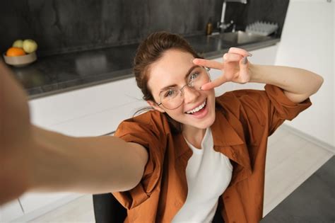 Selfie De Una Joven Feliz Y Despreocupada Tomando Una Foto En El