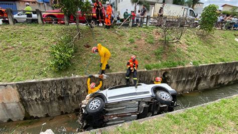 Motorista Morre Ap S Carro Cair Dentro De C Rrego Em Contagem