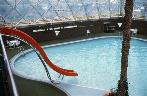 The indoor swimming pool at Bletchley Leisure Centre - Living Archive