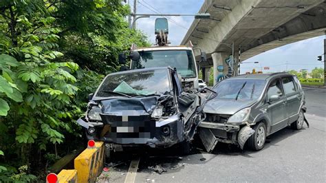 影屏東麟洛4車連環撞！車頭撞爛擠扁3傷 恐怖撞擊瞬間「畫面曝光」 中天新聞網