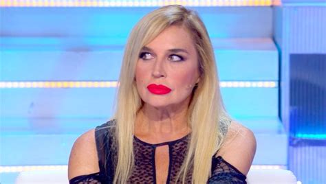 Lory Del Santo Lancia Un Accusa Agli Autori De L Isola Dei Famosi