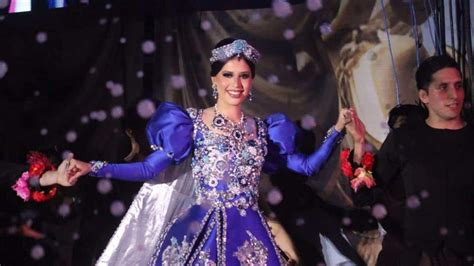 Coronan A Siu Ling L Como Reina Del Los Juegos Florales Del Carnaval De