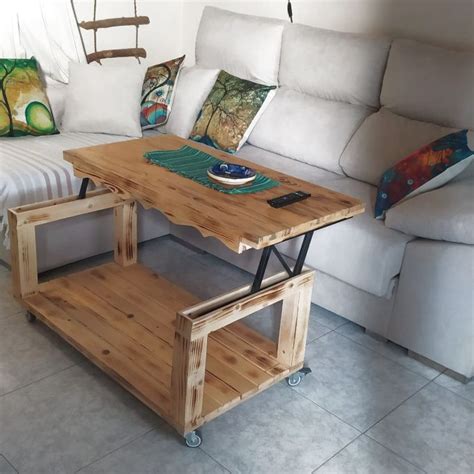 Una mesa elevable con palets y ruedas para el salón con vetas