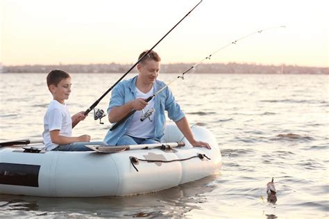 Pap E Hijo Pescando Desde Un Bote Inflable En El R O Foto Premium