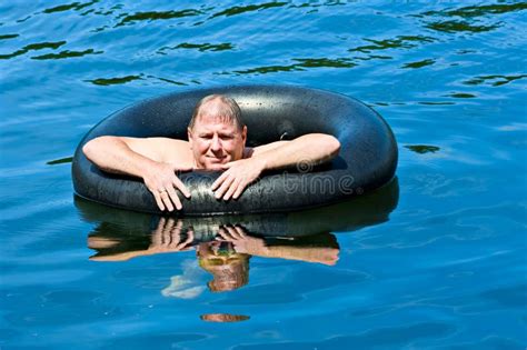 Hombre En Agua Con El Tubo Imagen De Archivo Imagen De Flotador 5002811