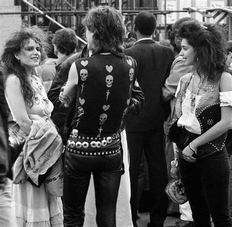 25 Black And White Photos Show The 80s Street Fashion Styles Of Young