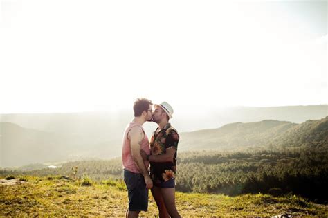 Pareja gay besándose en un hermoso paisaje Foto Premium