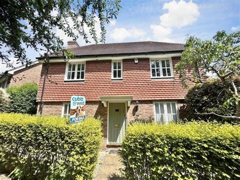 Berrall Way Billingshurst Rh14 3 Bed Detached House £1400 Pcm £323 Pw