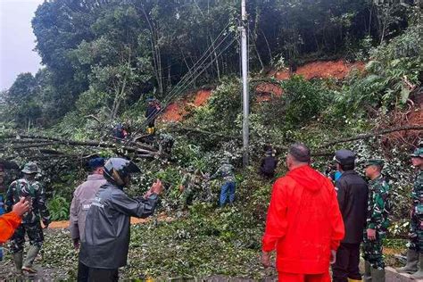 GoRiau Jalan Lintas Sumbar Riau Putus Total Satu Warga Tewas