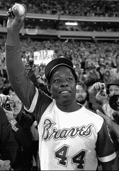 Hank Aaron Holding His 715th Homerun Ball 1974 Roldschoolcoolsports