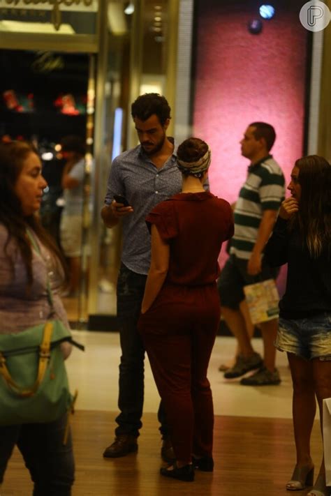 Foto Paola Oliveira e Joaquim Lopes aguardam em fila após compras em