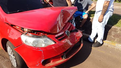 Veículos se envolvem em colisão traseira na Avenida Carlos Gomes em