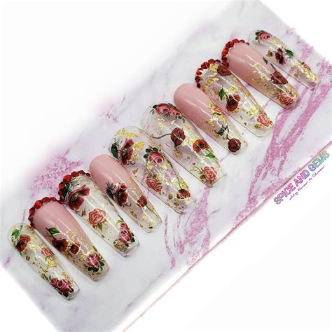 Uñas de san valentin ombre rosa nude con rosas rojas gemas de rubí y arte de uñas dorado