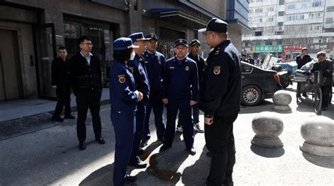 绥化市消防救援支队联合我市多部门对中兴东大街商圈消防车通道进行清理车道车辆