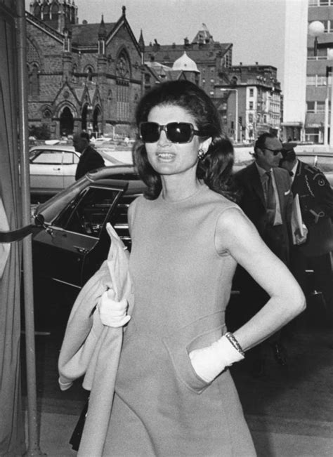 Jackie In Sunglasses Jackie Kennedy Style Jackie O Style Jackie Onassis