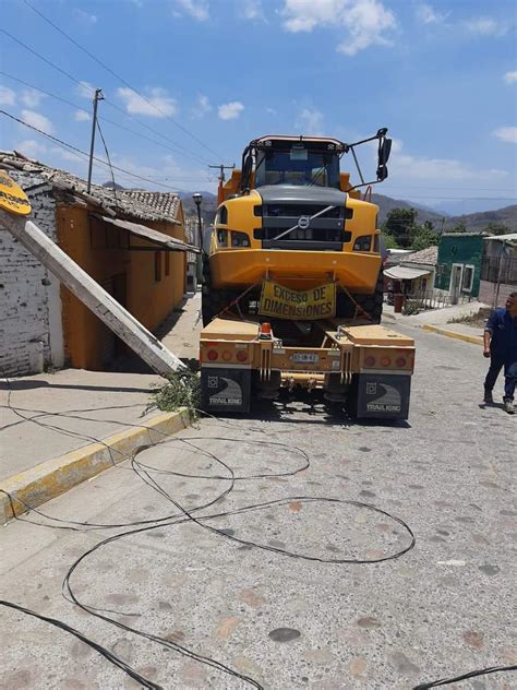 Vehículo derriba poste y deja sin luz a varias casas en Matatán