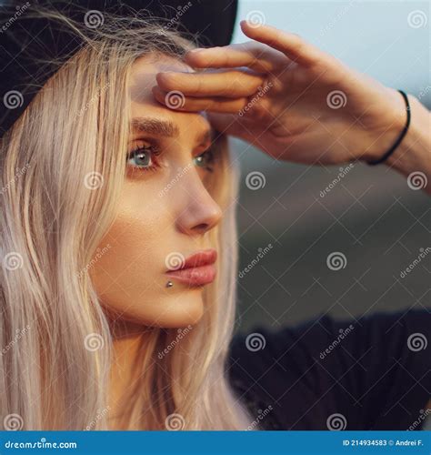 Gros Plan Portrait De Jeune Fille Blonde Aux Yeux Bleus Regardant Loin