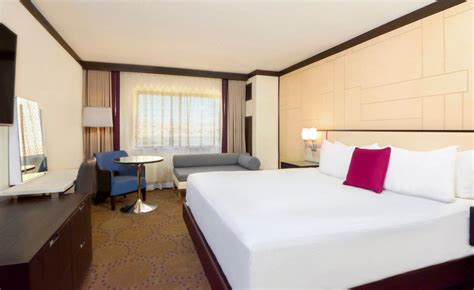 Laughlin Rooms & Suites - Beach & Riverfront | Harrah's Laughlin